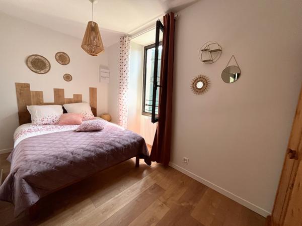Villeneuve sur Lot, appartement MEUBLÉ T3 de 83,60 m2 situé dans quartier Sainte Catherine commerçant, Vue sur l'église Sainte Catherine et sur la place Lafayette depuis l'appartement. Il est composé d'une entrée spacieuse avec placards, d'un séjour agré , Villeneuve sur lot