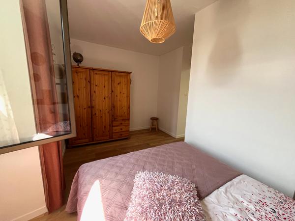 Villeneuve sur Lot, appartement MEUBLÉ T3 de 83,60 m2 situé dans quartier Sainte Catherine commerçant, Vue sur l'église Sainte Catherine et sur la place Lafayette depuis l'appartement. Il est composé d'une entrée spacieuse avec placards, d'un séjour agré , Villeneuve sur lot