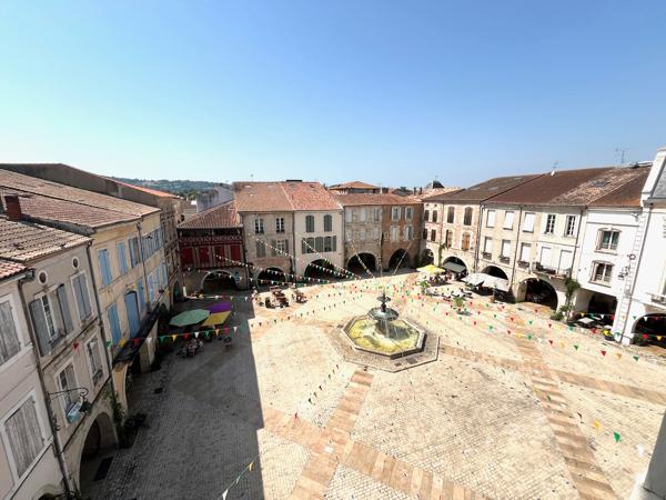 Villeneuve sur Lot, appartement MEUBLÉ T3 de 83,60 m2 situé dans quartier Sainte Catherine commerçant, Vue sur l'église Sainte Catherine et sur la place Lafayette depuis l'appartement. Il est composé d'une entrée spacieuse avec placards, d'un séjour agré , Villeneuve sur lot