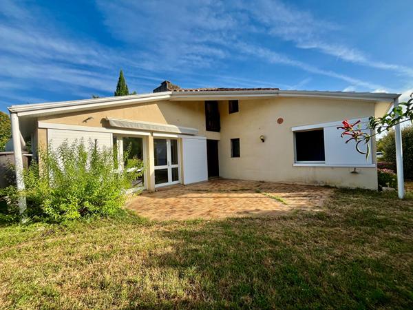 Secteur Villeneuve-sur-Lot, dans un quartier calme et proche de toutes les commodités, découvrez cette charmante maison d'architecte des années 80, de plain-pied, développant une surface habitable de 119,66 m² sur une parcelle de 605 m². Elle se compose , Villeneuve sur lot