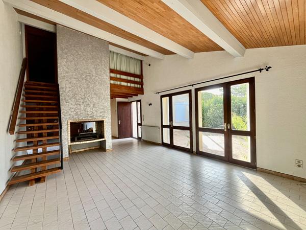 Secteur Villeneuve-sur-Lot, dans un quartier calme et proche de toutes les commodités, découvrez cette charmante maison d'architecte des années 80, de plain-pied, développant une surface habitable de 119,66 m² sur une parcelle de 605 m². Elle se compose , Villeneuve sur lot
