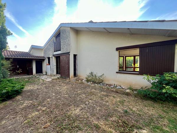 Secteur Villeneuve-sur-Lot, dans un quartier calme et proche de toutes les commodités, découvrez cette charmante maison d'architecte des années 80, de plain-pied, développant une surface habitable de 119,66 m² sur une parcelle de 605 m². Elle se compose , Villeneuve sur lot