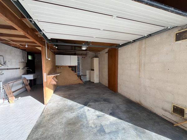 Secteur Villeneuve-sur-Lot, dans un quartier calme et proche de toutes les commodités, découvrez cette charmante maison d'architecte des années 80, de plain-pied, développant une surface habitable de 119,66 m² sur une parcelle de 605 m². Elle se compose , Villeneuve sur lot
