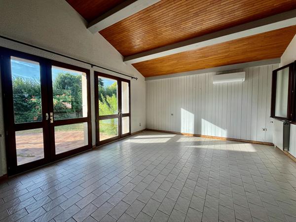 Secteur Villeneuve-sur-Lot, dans un quartier calme et proche de toutes les commodités, découvrez cette charmante maison d'architecte des années 80, de plain-pied, développant une surface habitable de 119,66 m² sur une parcelle de 605 m². Elle se compose , Villeneuve sur lot