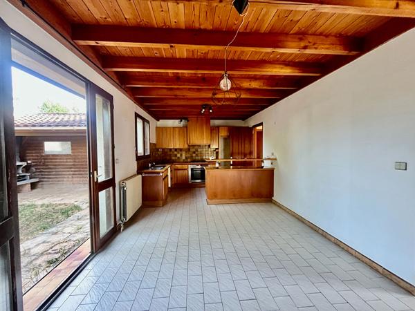 Secteur Villeneuve-sur-Lot, dans un quartier calme et proche de toutes les commodités, découvrez cette charmante maison d'architecte des années 80, de plain-pied, développant une surface habitable de 119,66 m² sur une parcelle de 605 m². Elle se compose , Villeneuve sur lot