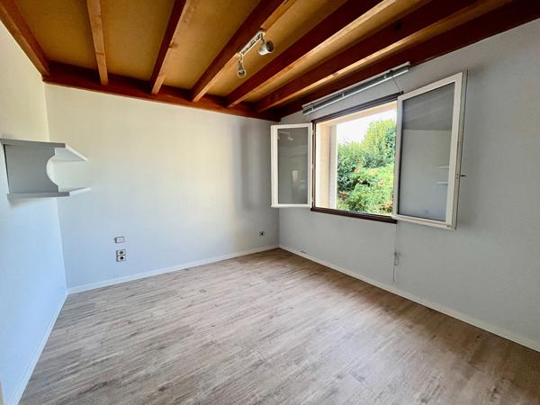 Secteur Villeneuve-sur-Lot, dans un quartier calme et proche de toutes les commodités, découvrez cette charmante maison d'architecte des années 80, de plain-pied, développant une surface habitable de 119,66 m² sur une parcelle de 605 m². Elle se compose , Villeneuve sur lot