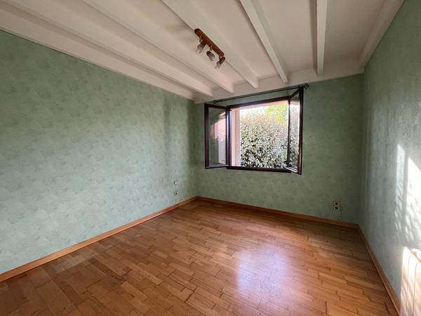 Secteur Villeneuve-sur-Lot, dans un quartier calme et proche de toutes les commodités, découvrez cette charmante maison d'architecte des années 80, de plain-pied, développant une surface habitable de 119,66 m² sur une parcelle de 605 m². Elle se compose , Villeneuve sur lot