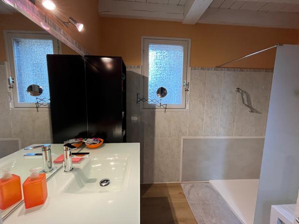 Secteur Villeneuve-sur-Lot, dans un quartier calme et proche de toutes les commodités, découvrez cette charmante maison d'architecte des années 80, de plain-pied, développant une surface habitable de 119,66 m² sur une parcelle de 605 m². Elle se compose , Villeneuve sur lot