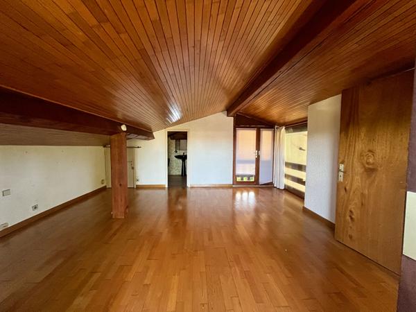 Secteur Villeneuve-sur-Lot, dans un quartier calme et proche de toutes les commodités, découvrez cette charmante maison d'architecte des années 80, de plain-pied, développant une surface habitable de 119,66 m² sur une parcelle de 605 m². Elle se compose , Villeneuve sur lot