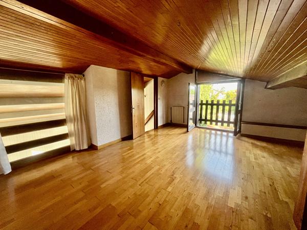 Secteur Villeneuve-sur-Lot, dans un quartier calme et proche de toutes les commodités, découvrez cette charmante maison d'architecte des années 80, de plain-pied, développant une surface habitable de 119,66 m² sur une parcelle de 605 m². Elle se compose , Villeneuve sur lot