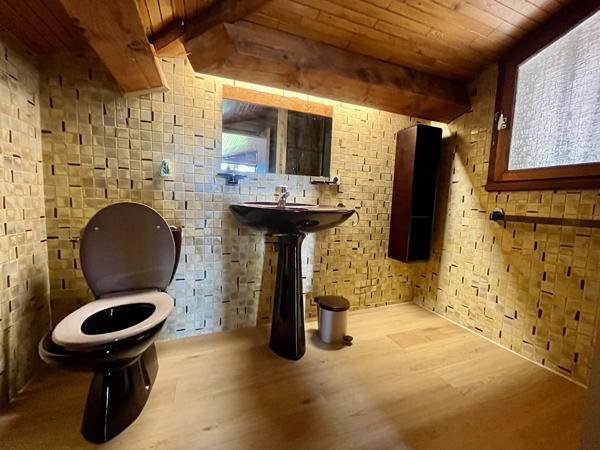 Secteur Villeneuve-sur-Lot, dans un quartier calme et proche de toutes les commodités, découvrez cette charmante maison d'architecte des années 80, de plain-pied, développant une surface habitable de 119,66 m² sur une parcelle de 605 m². Elle se compose , Villeneuve sur lot