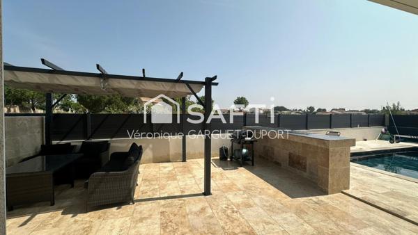 Plain-pied récent avec piscine et stationnements, sans vis-à-vis