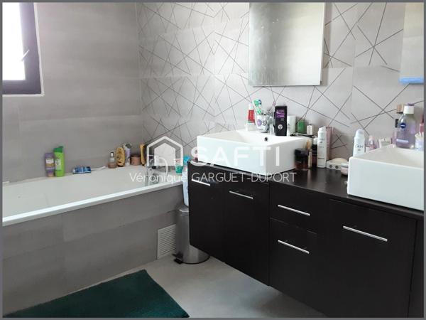 Plain-pied récent avec piscine et stationnements, sans vis-à-vis