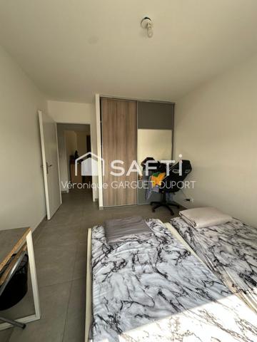 Plain-pied récent avec piscine et stationnements, sans vis-à-vis