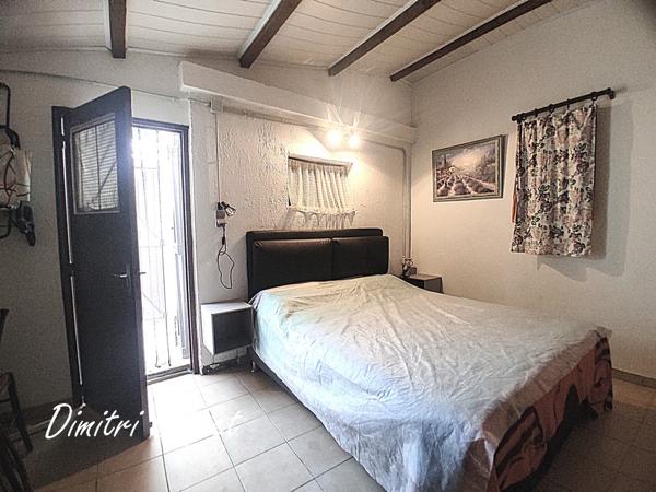 T2 en rez de jardin avec grande terrasses et annexes