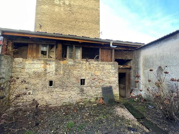 Maison à vendre à Saint-Rambert-en-Bugey - 14 pièces, 210 m², travaux à prévoir