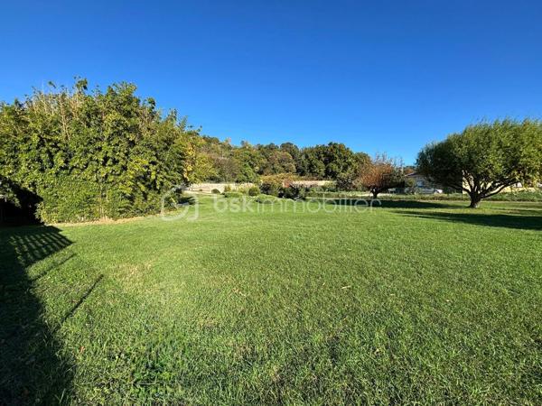 Un cadre privilégié pour donner vie à votre projet de construction

À découvrir sur la commune de Donzère, côté Est, ce superbe terrain à bâtir de 833 m², situé hors lotissement, dans un environnement résidentiel, calme et verdoyant.

Entièrement plat, clos, arboré et bénéficiant d'une exposition plein sud, ce terrain offre un cadre de vie idéal pour construire la maison de vos rêves. Son emprise au sol non limitée vous laisse une grande liberté dans la conception de votre projet.

Piscinable et doté d'une source d'arrosage, il réunit tous les atouts pour profiter pleinement de vos futurs espaces extérieurs.

Les atouts du terrain :
- Hors lotissement
- Emprise au sol non limitée
-Terrain plat, clos et arboré
- Exposition plein sud
- Piscinable
- Source d'arrosage

Viabilisation : Eau, Électricité, Fibre optique, Raccordement au tout-à-l'égout 

Situation : Vous profiterez d'un emplacement privilégié, alliant calme

* À 5 minutes de l'entrée d'autoroute Montélimar Sud
* À 15 minutes de Saint-Paul-Trois-Châteaux
* À 15 minutes de Montélimar
* À 18 minutes de Grignan

À seulement quelques minutes du centre-ville et de ses commodités, ce terrain offre un équilibre parfait entre tranquillité et praticité.

Une belle opportunité pour concrétiser votre projet de vie dans un secteur recherché.

**À découvrir sans tarder.**
📲 Envie de la découvrir ? 👇🏻 Contactez-moi 👇🏻
☎️ Emilie Broche – 06 29 32 69 64 - Je suis à votre écoute et toujours à vos côtés 😊 🙏🏻 🤝

Pour l'organisation d'une visite, selon l'article L.561.5 du Code Monétaire et Financier, la présentation d'une pièce d'identité vous sera demandée.
.