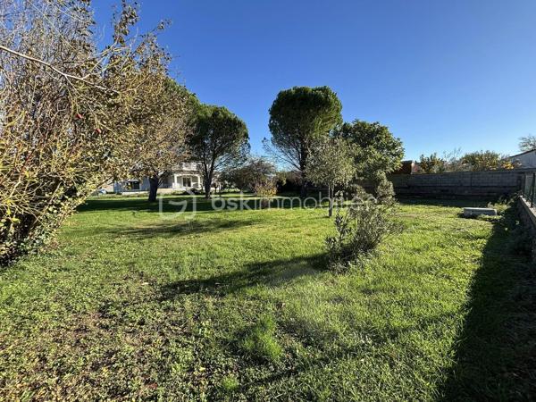 Un cadre privilégié pour donner vie à votre projet de construction

À découvrir sur la commune de Donzère, côté Est, ce superbe terrain à bâtir de 833 m², situé hors lotissement, dans un environnement résidentiel, calme et verdoyant.

Entièrement plat, clos, arboré et bénéficiant d'une exposition plein sud, ce terrain offre un cadre de vie idéal pour construire la maison de vos rêves. Son emprise au sol non limitée vous laisse une grande liberté dans la conception de votre projet.

Piscinable et doté d'une source d'arrosage, il réunit tous les atouts pour profiter pleinement de vos futurs espaces extérieurs.

Les atouts du terrain :
- Hors lotissement
- Emprise au sol non limitée
-Terrain plat, clos et arboré
- Exposition plein sud
- Piscinable
- Source d'arrosage

Viabilisation : Eau, Électricité, Fibre optique, Raccordement au tout-à-l'égout 

Situation : Vous profiterez d'un emplacement privilégié, alliant calme

* À 5 minutes de l'entrée d'autoroute Montélimar Sud
* À 15 minutes de Saint-Paul-Trois-Châteaux
* À 15 minutes de Montélimar
* À 18 minutes de Grignan

À seulement quelques minutes du centre-ville et de ses commodités, ce terrain offre un équilibre parfait entre tranquillité et praticité.

Une belle opportunité pour concrétiser votre projet de vie dans un secteur recherché.

**À découvrir sans tarder.**
📲 Envie de la découvrir ? 👇🏻 Contactez-moi 👇🏻
☎️ Emilie Broche – 06 29 32 69 64 - Je suis à votre écoute et toujours à vos côtés 😊 🙏🏻 🤝

Pour l'organisation d'une visite, selon l'article L.561.5 du Code Monétaire et Financier, la présentation d'une pièce d'identité vous sera demandée.
.
