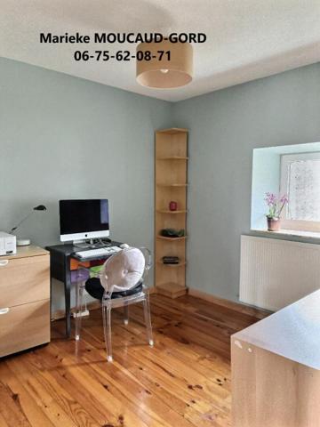 Maison en pierre rénovée de 150 m²  4 chambres dépendances  terrain clos  1489m²
