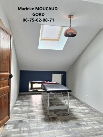 Maison en pierre rénovée de 150 m²  4 chambres dépendances  terrain clos  1489m²