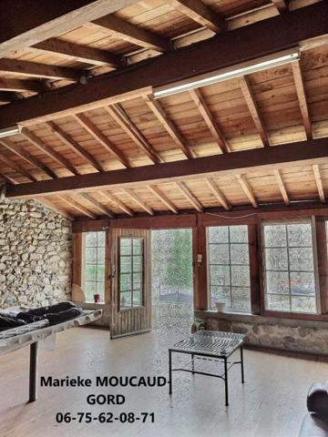 Maison en pierre rénovée de 150 m²  4 chambres dépendances  terrain clos  1489m²