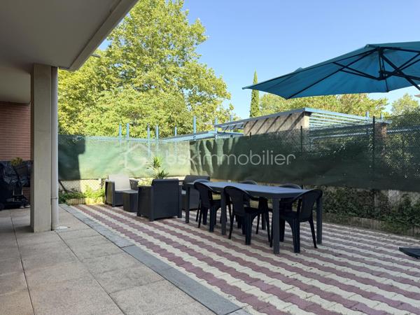 Toulouse / Quartier Croix-Daurade (secteur La Maourine) - Venez découvrir en exclusivité cet appartement T3 de 63m2, avec terrasse et jardin, disponible immédiatement et vendu libre de toute occupation.

Situé en rez-de-jardin d'une résidence de standing (2005) avec piscine, cet appartement se compose d’une entrée avec placard, d’une grande pièce à vivre de 30m2 avec cuisine aménagée et équipée, de deux chambres, d’une salle de bain et d’un wc séparé.

Un extérieur de 82m2 (65m2 de terrasse/17m2 de jardin) et une place de parking en sous-sol complètent les prestations de qualité de ce bien.

Les plus : proche de toutes commodités (commerces, écoles, lignes de bus/métro), accès immédiat au parc de la Maourine, résidence arborée et sécurisée, ascenseur (accès sous-sol), fibre. A découvrir sans tarder !