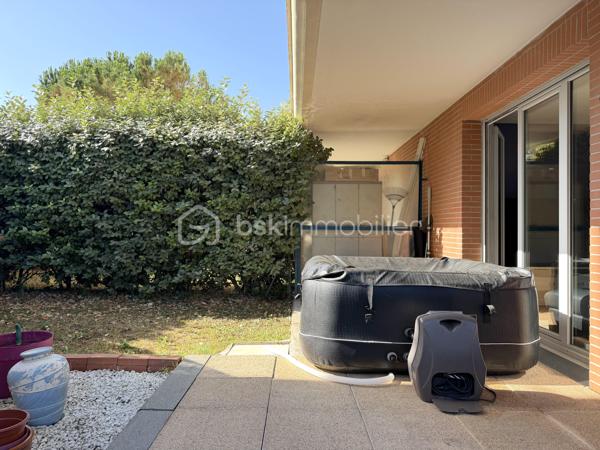 Toulouse / Quartier Croix-Daurade (secteur La Maourine) - Venez découvrir en exclusivité cet appartement T3 de 63m2, avec terrasse et jardin, disponible immédiatement et vendu libre de toute occupation.

Situé en rez-de-jardin d'une résidence de standing (2005) avec piscine, cet appartement se compose d’une entrée avec placard, d’une grande pièce à vivre de 30m2 avec cuisine aménagée et équipée, de deux chambres, d’une salle de bain et d’un wc séparé.

Un extérieur de 82m2 (65m2 de terrasse/17m2 de jardin) et une place de parking en sous-sol complètent les prestations de qualité de ce bien.

Les plus : proche de toutes commodités (commerces, écoles, lignes de bus/métro), accès immédiat au parc de la Maourine, résidence arborée et sécurisée, ascenseur (accès sous-sol), fibre. A découvrir sans tarder !