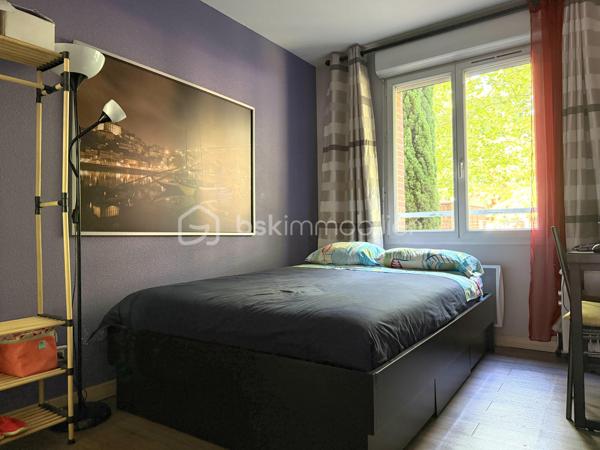 Toulouse / Quartier Croix-Daurade (secteur La Maourine) - Venez découvrir en exclusivité cet appartement T3 de 63m2, avec terrasse et jardin, disponible immédiatement et vendu libre de toute occupation.

Situé en rez-de-jardin d'une résidence de standing (2005) avec piscine, cet appartement se compose d’une entrée avec placard, d’une grande pièce à vivre de 30m2 avec cuisine aménagée et équipée, de deux chambres, d’une salle de bain et d’un wc séparé.

Un extérieur de 82m2 (65m2 de terrasse/17m2 de jardin) et une place de parking en sous-sol complètent les prestations de qualité de ce bien.

Les plus : proche de toutes commodités (commerces, écoles, lignes de bus/métro), accès immédiat au parc de la Maourine, résidence arborée et sécurisée, ascenseur (accès sous-sol), fibre. A découvrir sans tarder !