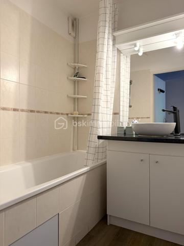 Toulouse / Quartier Croix-Daurade (secteur La Maourine) - Venez découvrir en exclusivité cet appartement T3 de 63m2, avec terrasse et jardin, disponible immédiatement et vendu libre de toute occupation.

Situé en rez-de-jardin d'une résidence de standing (2005) avec piscine, cet appartement se compose d’une entrée avec placard, d’une grande pièce à vivre de 30m2 avec cuisine aménagée et équipée, de deux chambres, d’une salle de bain et d’un wc séparé.

Un extérieur de 82m2 (65m2 de terrasse/17m2 de jardin) et une place de parking en sous-sol complètent les prestations de qualité de ce bien.

Les plus : proche de toutes commodités (commerces, écoles, lignes de bus/métro), accès immédiat au parc de la Maourine, résidence arborée et sécurisée, ascenseur (accès sous-sol), fibre. A découvrir sans tarder !