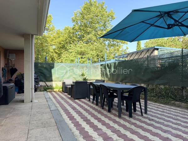 Toulouse / Quartier Croix-Daurade (secteur La Maourine) - Venez découvrir en exclusivité cet appartement T3 de 63m2, avec terrasse et jardin, disponible immédiatement et vendu libre de toute occupation.

Situé en rez-de-jardin d'une résidence de standing (2005) avec piscine, cet appartement se compose d’une entrée avec placard, d’une grande pièce à vivre de 30m2 avec cuisine aménagée et équipée, de deux chambres, d’une salle de bain et d’un wc séparé.

Un extérieur de 82m2 (65m2 de terrasse/17m2 de jardin) et une place de parking en sous-sol complètent les prestations de qualité de ce bien.

Les plus : proche de toutes commodités (commerces, écoles, lignes de bus/métro), accès immédiat au parc de la Maourine, résidence arborée et sécurisée, ascenseur (accès sous-sol), fibre. A découvrir sans tarder !