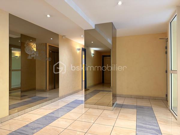 Toulouse / Quartier Croix-Daurade (secteur La Maourine) - Venez découvrir en exclusivité cet appartement T3 de 63m2, avec terrasse et jardin, disponible immédiatement et vendu libre de toute occupation.

Situé en rez-de-jardin d'une résidence de standing (2005) avec piscine, cet appartement se compose d’une entrée avec placard, d’une grande pièce à vivre de 30m2 avec cuisine aménagée et équipée, de deux chambres, d’une salle de bain et d’un wc séparé.

Un extérieur de 82m2 (65m2 de terrasse/17m2 de jardin) et une place de parking en sous-sol complètent les prestations de qualité de ce bien.

Les plus : proche de toutes commodités (commerces, écoles, lignes de bus/métro), accès immédiat au parc de la Maourine, résidence arborée et sécurisée, ascenseur (accès sous-sol), fibre. A découvrir sans tarder !