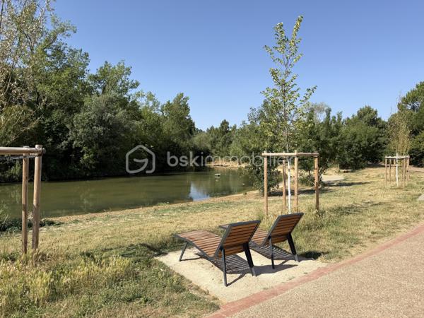 Toulouse / Quartier Croix-Daurade (secteur La Maourine) - Venez découvrir en exclusivité cet appartement T3 de 63m2, avec terrasse et jardin, disponible immédiatement et vendu libre de toute occupation.

Situé en rez-de-jardin d'une résidence de standing (2005) avec piscine, cet appartement se compose d’une entrée avec placard, d’une grande pièce à vivre de 30m2 avec cuisine aménagée et équipée, de deux chambres, d’une salle de bain et d’un wc séparé.

Un extérieur de 82m2 (65m2 de terrasse/17m2 de jardin) et une place de parking en sous-sol complètent les prestations de qualité de ce bien.

Les plus : proche de toutes commodités (commerces, écoles, lignes de bus/métro), accès immédiat au parc de la Maourine, résidence arborée et sécurisée, ascenseur (accès sous-sol), fibre. A découvrir sans tarder !