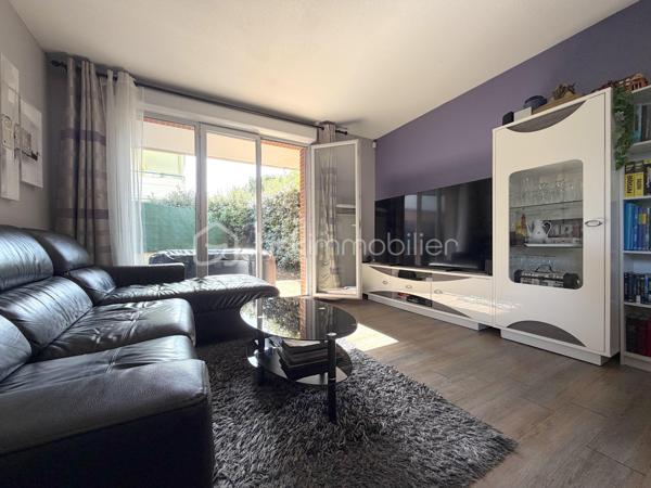 Toulouse / Quartier Croix-Daurade (secteur La Maourine) - Venez découvrir en exclusivité cet appartement T3 de 63m2, avec terrasse et jardin, disponible immédiatement et vendu libre de toute occupation.

Situé en rez-de-jardin d'une résidence de standing (2005) avec piscine, cet appartement se compose d’une entrée avec placard, d’une grande pièce à vivre de 30m2 avec cuisine aménagée et équipée, de deux chambres, d’une salle de bain et d’un wc séparé.

Un extérieur de 82m2 (65m2 de terrasse/17m2 de jardin) et une place de parking en sous-sol complètent les prestations de qualité de ce bien.

Les plus : proche de toutes commodités (commerces, écoles, lignes de bus/métro), accès immédiat au parc de la Maourine, résidence arborée et sécurisée, ascenseur (accès sous-sol), fibre. A découvrir sans tarder !