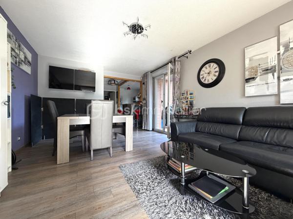 Toulouse / Quartier Croix-Daurade (secteur La Maourine) - Venez découvrir en exclusivité cet appartement T3 de 63m2, avec terrasse et jardin, disponible immédiatement et vendu libre de toute occupation.

Situé en rez-de-jardin d'une résidence de standing (2005) avec piscine, cet appartement se compose d’une entrée avec placard, d’une grande pièce à vivre de 30m2 avec cuisine aménagée et équipée, de deux chambres, d’une salle de bain et d’un wc séparé.

Un extérieur de 82m2 (65m2 de terrasse/17m2 de jardin) et une place de parking en sous-sol complètent les prestations de qualité de ce bien.

Les plus : proche de toutes commodités (commerces, écoles, lignes de bus/métro), accès immédiat au parc de la Maourine, résidence arborée et sécurisée, ascenseur (accès sous-sol), fibre. A découvrir sans tarder !