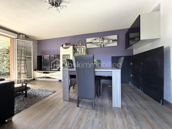 Toulouse / Quartier Croix-Daurade (secteur La Maourine) - Venez découvrir en exclusivité cet appartement T3 de 63m2, avec terrasse et jardin, disponible immédiatement et vendu libre de toute occupation.

Situé en rez-de-jardin d'une résidence de standing (2005) avec piscine, cet appartement se compose d’une entrée avec placard, d’une grande pièce à vivre de 30m2 avec cuisine aménagée et équipée, de deux chambres, d’une salle de bain et d’un wc séparé.

Un extérieur de 82m2 (65m2 de terrasse/17m2 de jardin) et une place de parking en sous-sol complètent les prestations de qualité de ce bien.

Les plus : proche de toutes commodités (commerces, écoles, lignes de bus/métro), accès immédiat au parc de la Maourine, résidence arborée et sécurisée, ascenseur (accès sous-sol), fibre. A découvrir sans tarder !