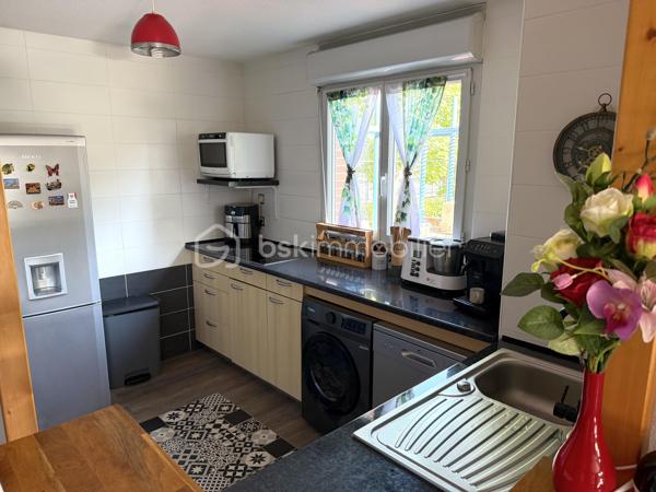 Toulouse / Quartier Croix-Daurade (secteur La Maourine) - Venez découvrir en exclusivité cet appartement T3 de 63m2, avec terrasse et jardin, disponible immédiatement et vendu libre de toute occupation.

Situé en rez-de-jardin d'une résidence de standing (2005) avec piscine, cet appartement se compose d’une entrée avec placard, d’une grande pièce à vivre de 30m2 avec cuisine aménagée et équipée, de deux chambres, d’une salle de bain et d’un wc séparé.

Un extérieur de 82m2 (65m2 de terrasse/17m2 de jardin) et une place de parking en sous-sol complètent les prestations de qualité de ce bien.

Les plus : proche de toutes commodités (commerces, écoles, lignes de bus/métro), accès immédiat au parc de la Maourine, résidence arborée et sécurisée, ascenseur (accès sous-sol), fibre. A découvrir sans tarder !