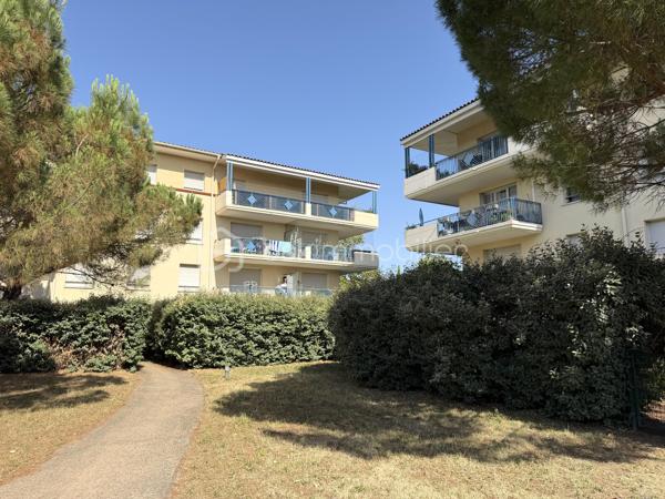 Toulouse / Quartier Croix-Daurade (secteur La Maourine) - Venez découvrir en exclusivité cet appartement T3 de 63m2, avec terrasse et jardin, disponible immédiatement et vendu libre de toute occupation.

Situé en rez-de-jardin d'une résidence de standing (2005) avec piscine, cet appartement se compose d’une entrée avec placard, d’une grande pièce à vivre de 30m2 avec cuisine aménagée et équipée, de deux chambres, d’une salle de bain et d’un wc séparé.

Un extérieur de 82m2 (65m2 de terrasse/17m2 de jardin) et une place de parking en sous-sol complètent les prestations de qualité de ce bien.

Les plus : proche de toutes commodités (commerces, écoles, lignes de bus/métro), accès immédiat au parc de la Maourine, résidence arborée et sécurisée, ascenseur (accès sous-sol), fibre. A découvrir sans tarder !