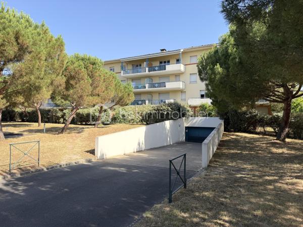 Toulouse / Quartier Croix-Daurade (secteur La Maourine) - Venez découvrir en exclusivité cet appartement T3 de 63m2, avec terrasse et jardin, disponible immédiatement et vendu libre de toute occupation.

Situé en rez-de-jardin d'une résidence de standing (2005) avec piscine, cet appartement se compose d’une entrée avec placard, d’une grande pièce à vivre de 30m2 avec cuisine aménagée et équipée, de deux chambres, d’une salle de bain et d’un wc séparé.

Un extérieur de 82m2 (65m2 de terrasse/17m2 de jardin) et une place de parking en sous-sol complètent les prestations de qualité de ce bien.

Les plus : proche de toutes commodités (commerces, écoles, lignes de bus/métro), accès immédiat au parc de la Maourine, résidence arborée et sécurisée, ascenseur (accès sous-sol), fibre. A découvrir sans tarder !