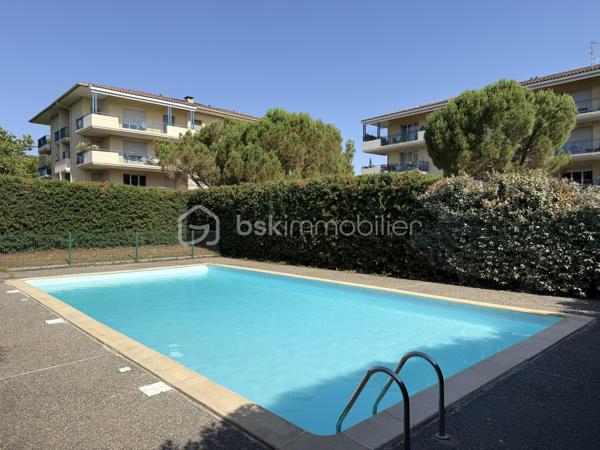 Toulouse / Quartier Croix-Daurade (secteur La Maourine) - Venez découvrir en exclusivité cet appartement T3 de 63m2, avec terrasse et jardin, disponible immédiatement et vendu libre de toute occupation.

Situé en rez-de-jardin d'une résidence de standing (2005) avec piscine, cet appartement se compose d’une entrée avec placard, d’une grande pièce à vivre de 30m2 avec cuisine aménagée et équipée, de deux chambres, d’une salle de bain et d’un wc séparé.

Un extérieur de 82m2 (65m2 de terrasse/17m2 de jardin) et une place de parking en sous-sol complètent les prestations de qualité de ce bien.

Les plus : proche de toutes commodités (commerces, écoles, lignes de bus/métro), accès immédiat au parc de la Maourine, résidence arborée et sécurisée, ascenseur (accès sous-sol), fibre. A découvrir sans tarder !