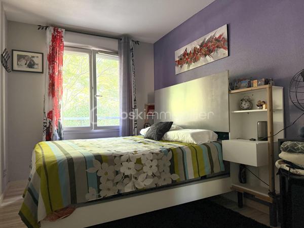 Toulouse / Quartier Croix-Daurade (secteur La Maourine) - Venez découvrir en exclusivité cet appartement T3 de 63m2, avec terrasse et jardin, disponible immédiatement et vendu libre de toute occupation.

Situé en rez-de-jardin d'une résidence de standing (2005) avec piscine, cet appartement se compose d’une entrée avec placard, d’une grande pièce à vivre de 30m2 avec cuisine aménagée et équipée, de deux chambres, d’une salle de bain et d’un wc séparé.

Un extérieur de 82m2 (65m2 de terrasse/17m2 de jardin) et une place de parking en sous-sol complètent les prestations de qualité de ce bien.

Les plus : proche de toutes commodités (commerces, écoles, lignes de bus/métro), accès immédiat au parc de la Maourine, résidence arborée et sécurisée, ascenseur (accès sous-sol), fibre. A découvrir sans tarder !