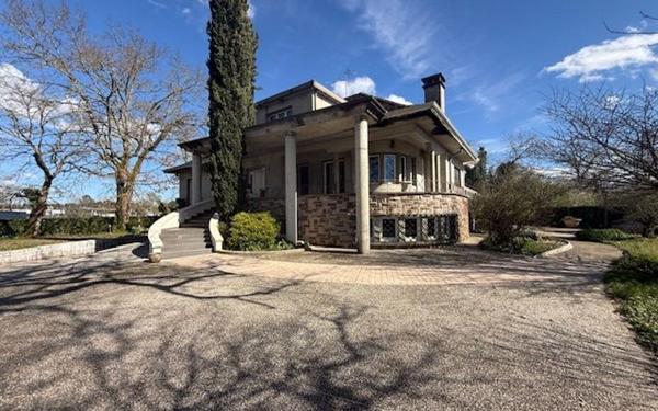 Maison à vendre    8 pièces • 550 m2 Saint-Pierre-du-Mont