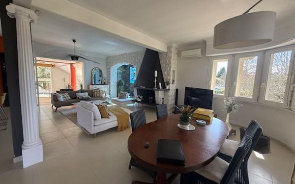 Maison à vendre    8 pièces • 550 m2 Saint-Pierre-du-Mont