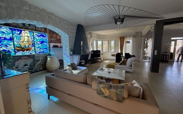 Maison à vendre    8 pièces • 550 m2 Saint-Pierre-du-Mont