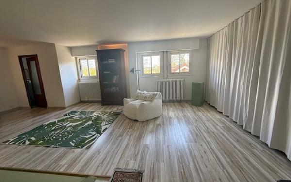 Maison à vendre    8 pièces • 550 m2 Saint-Pierre-du-Mont