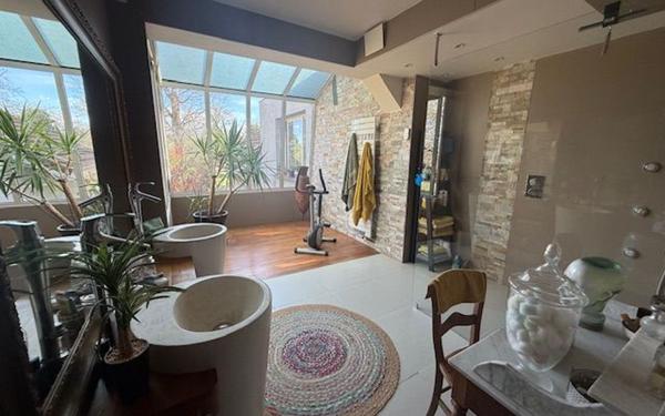 Maison à vendre    8 pièces • 550 m2 Saint-Pierre-du-Mont