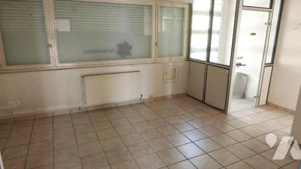 APPARTEMENT OU BUREAUX LIBRES A RENOVER, TRES PROCHE CENTRE VILLE.
A VENDRE A RETHEL, AXE REIM...