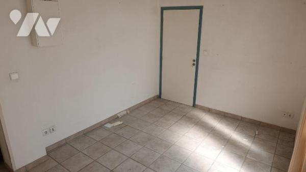 APPARTEMENT OU BUREAUX LIBRES A RENOVER, TRES PROCHE CENTRE VILLE.
A VENDRE A RETHEL, AXE REIM...