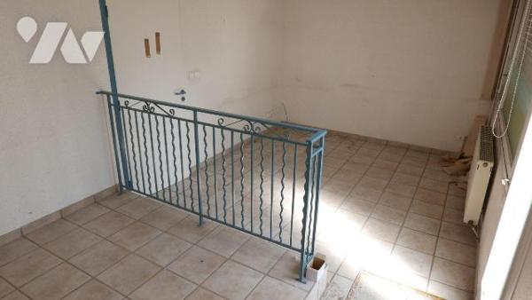APPARTEMENT OU BUREAUX LIBRES A RENOVER, TRES PROCHE CENTRE VILLE.
A VENDRE A RETHEL, AXE REIM...