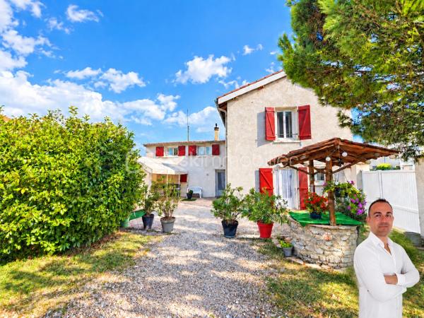 Maison 6 pièces – 133 m² 

Découvrez cette agréable maison familiale de 133 m² habitables, édifiée sur un terrain clos de 600 m², idéale pour une famille à la recherche d’espace et de confort.

Au rez-de-chaussée, vous profiterez d’un vaste salon-séjour ouvert sur la cuisine de 50m2, offrant un bel espace convivial pour partager des moments en famille ou entre amis. Ce niveau comprend également une salle d’eau, un WC, ainsi qu’une buanderie/cellier et une cave, apportant de nombreux espaces de rangement.

À l’étage, l’espace nuit se compose de 4 chambres et d’un bureau, pouvant également servir de chambre d’appoint ou d’espace télétravail. Vous trouverez également une seconde salle d’eau ainsi qu’un WC indépendant.

La maison est équipée d’un chauffage au gaz.

À l’extérieur, vous bénéficierez d’un grand abri pour véhicules d’environ 50 m², idéal pour stationner plusieurs voitures, aménager un atelier ou disposer d’un espace de stockage supplémentaire.

Une maison pleine de charme, offrant de beaux volumes et de nombreuses possibilités d’aménagement, à découvrir sans tarder. Visite 7/7 la vidéo est sur mon site Alexandre serre bsk immobilier.