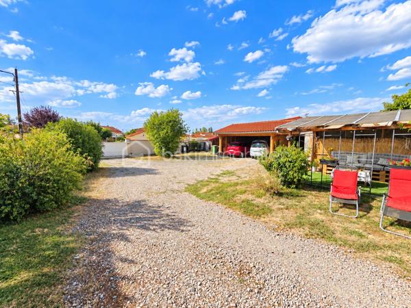 Maison 6 pièces – 133 m² 

Découvrez cette agréable maison familiale de 133 m² habitables, édifiée sur un terrain clos de 600 m², idéale pour une famille à la recherche d’espace et de confort.

Au rez-de-chaussée, vous profiterez d’un vaste salon-séjour ouvert sur la cuisine de 50m2, offrant un bel espace convivial pour partager des moments en famille ou entre amis. Ce niveau comprend également une salle d’eau, un WC, ainsi qu’une buanderie/cellier et une cave, apportant de nombreux espaces de rangement.

À l’étage, l’espace nuit se compose de 4 chambres et d’un bureau, pouvant également servir de chambre d’appoint ou d’espace télétravail. Vous trouverez également une seconde salle d’eau ainsi qu’un WC indépendant.

La maison est équipée d’un chauffage au gaz.

À l’extérieur, vous bénéficierez d’un grand abri pour véhicules d’environ 50 m², idéal pour stationner plusieurs voitures, aménager un atelier ou disposer d’un espace de stockage supplémentaire.

Une maison pleine de charme, offrant de beaux volumes et de nombreuses possibilités d’aménagement, à découvrir sans tarder. Visite 7/7 la vidéo est sur mon site Alexandre serre bsk immobilier.
